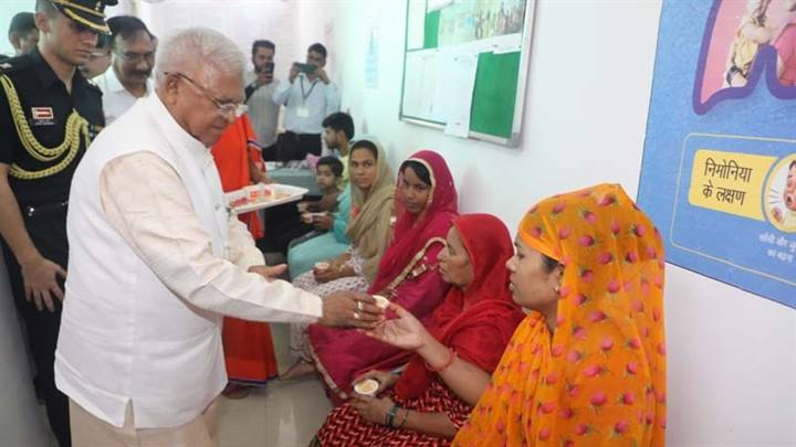 राज्यपाल श्री पटेल ने रोशनपुरा की संजीवनी क्लीनिक में स्वास्थ्य शिविर का अवलोकन किया